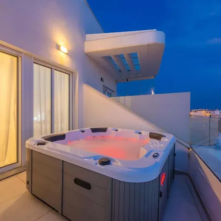 Superior, Calma, Terraza Gigante Con Vistas Al Mar Y Jacuzzi, Parking, Hasta 6 Personas Apartment *